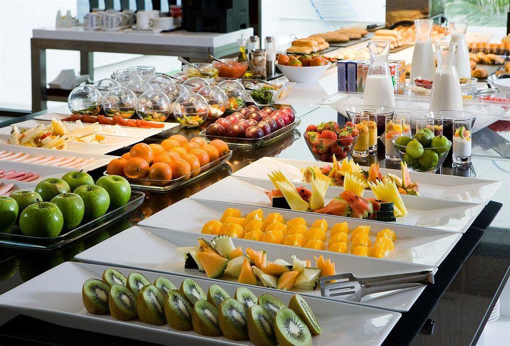 Nh Collection Madrid Palacio De Tepa Exterior foto A fruit salad buffet