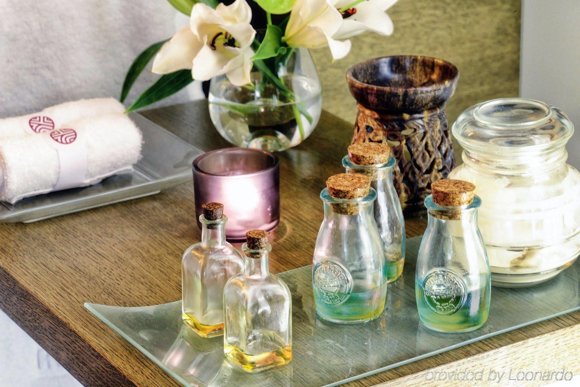 Nh Collection Madrid Palacio De Tepa Exterior foto A selection of essential oils