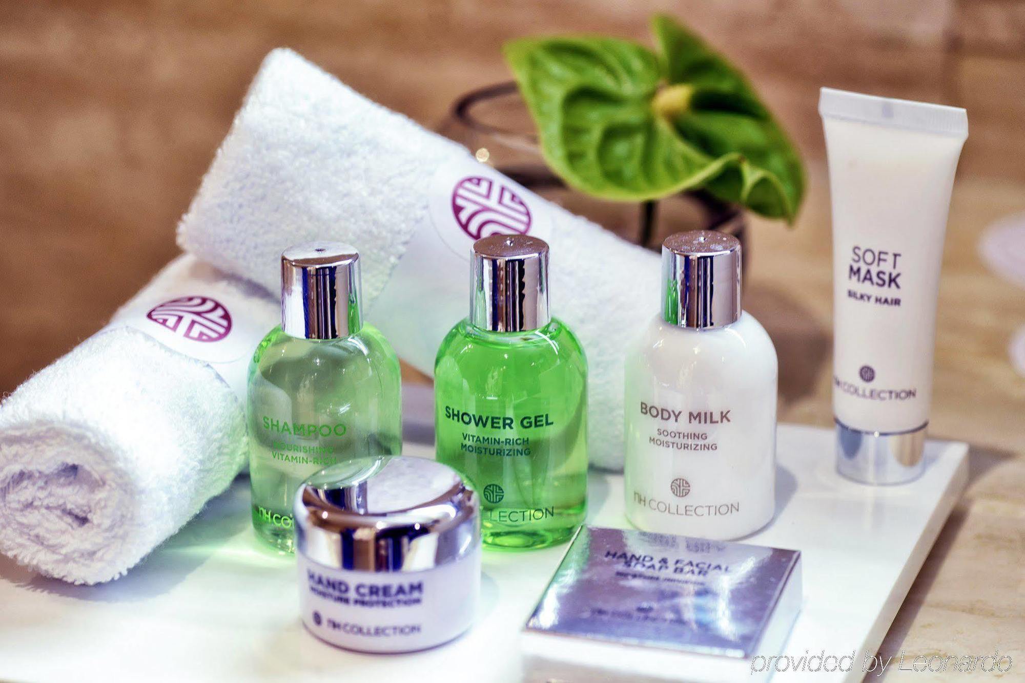 Nh Collection Madrid Palacio De Tepa Exterior foto A selection of toiletries