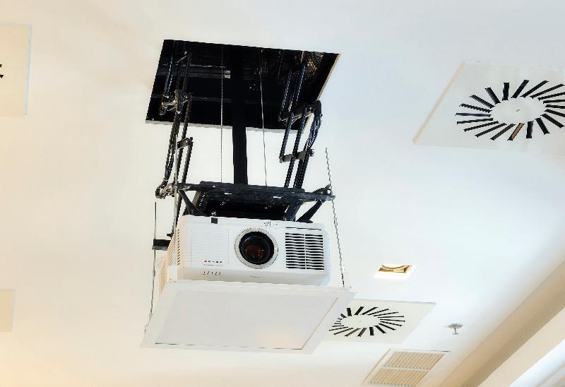 Nh Collection Madrid Palacio De Tepa Exterior foto Ceiling-mounted projector